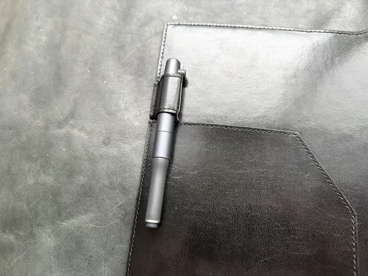 クリップファイルのペンホルダーに差したペン