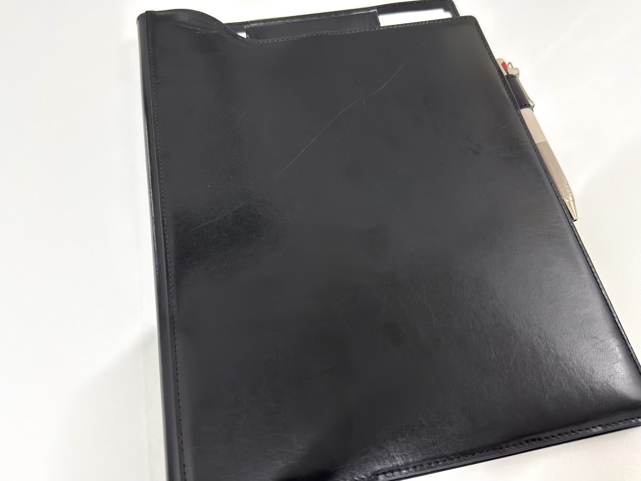上品な輝きを放つ再生皮革
