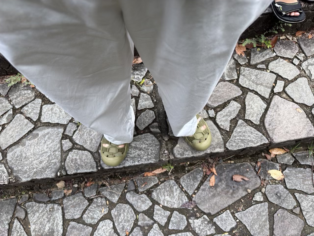 白いパンツに合わせたキーンのニューポートH2