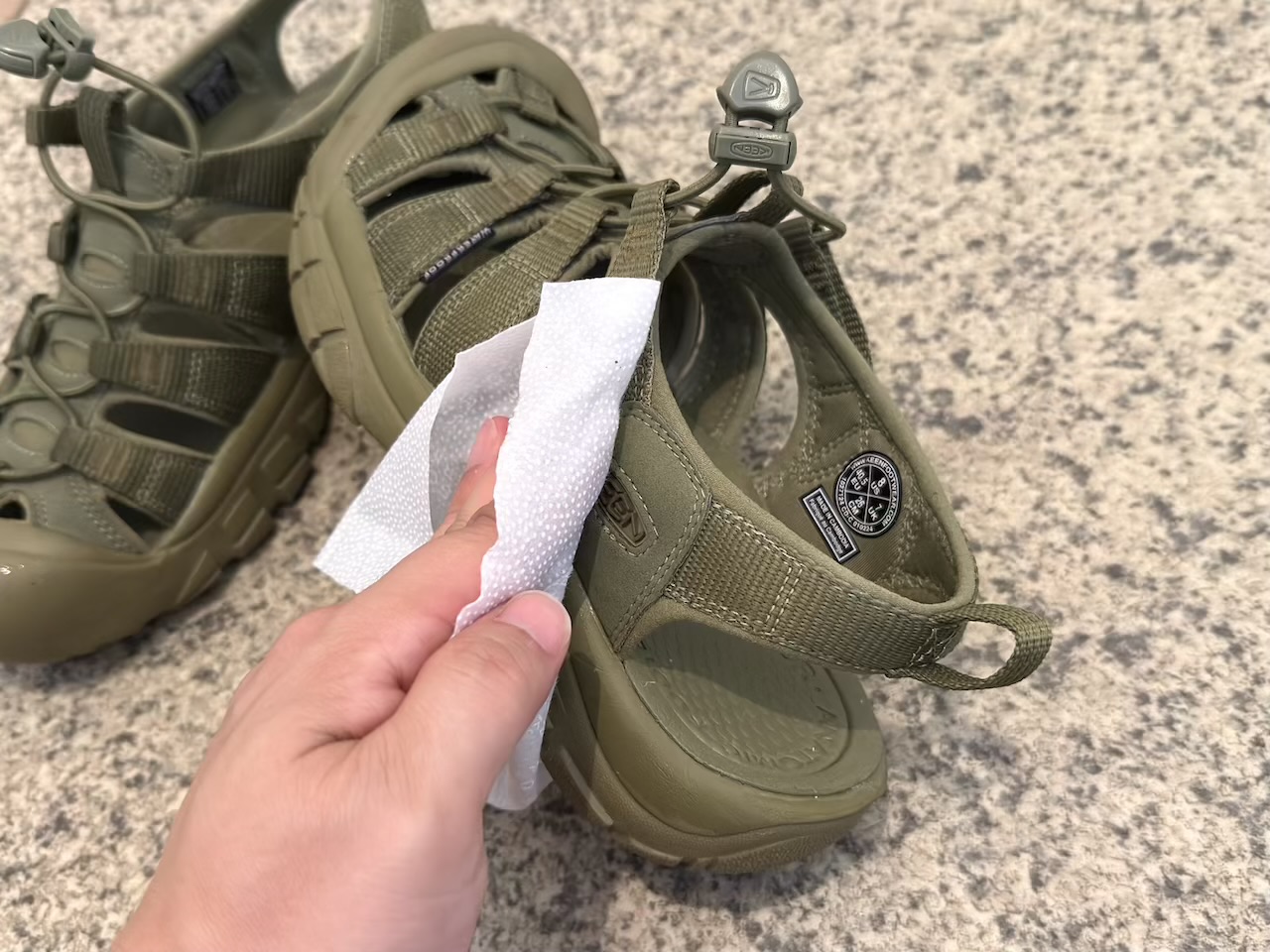 クリーニング中のキーンのサンダル