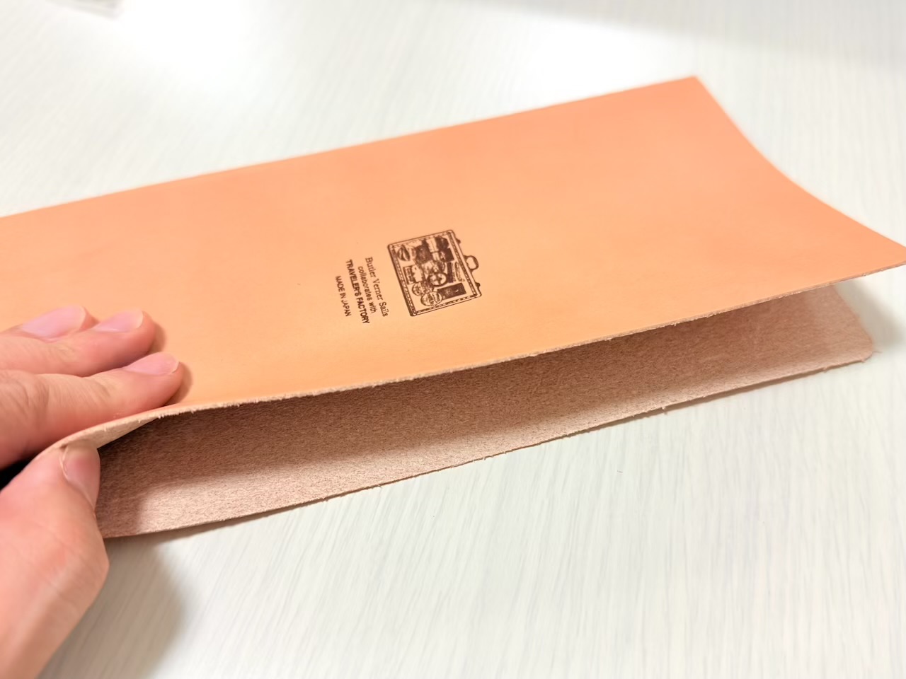 チケットやパンフレットを挟めるレザーホルダー